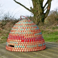 Best Waschbär Bienenkorb aus Hogla-Gras und recycelten Sari-Stoffen.