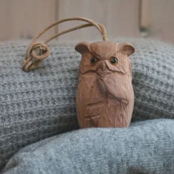 Waschbär Duft-Uhu aus Zedernholz.