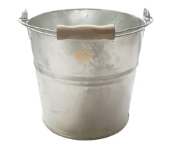 Best Waschbär Eimer für den Garten, Zink.