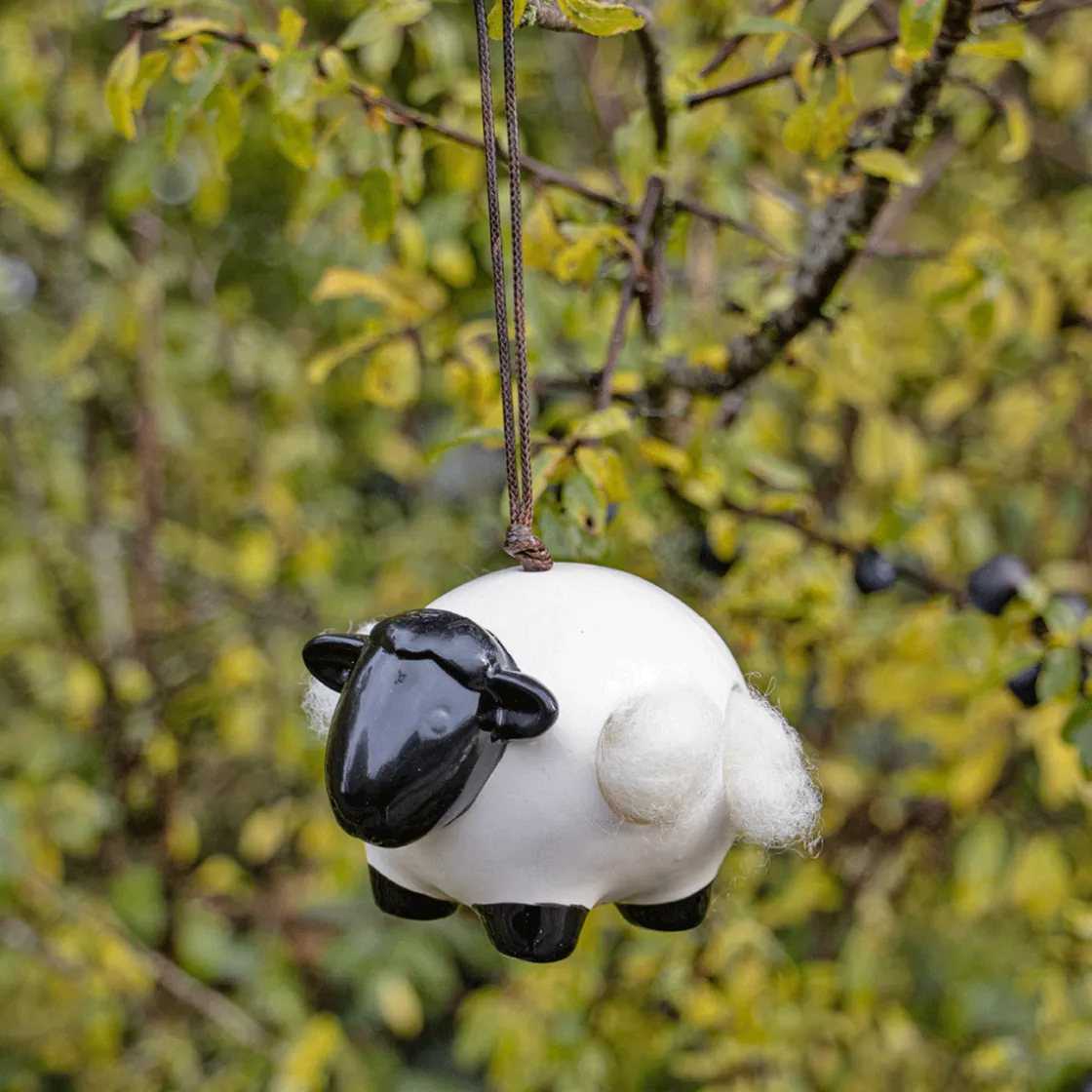 Clearance Waschbär Keramikschaf mit Wolle.