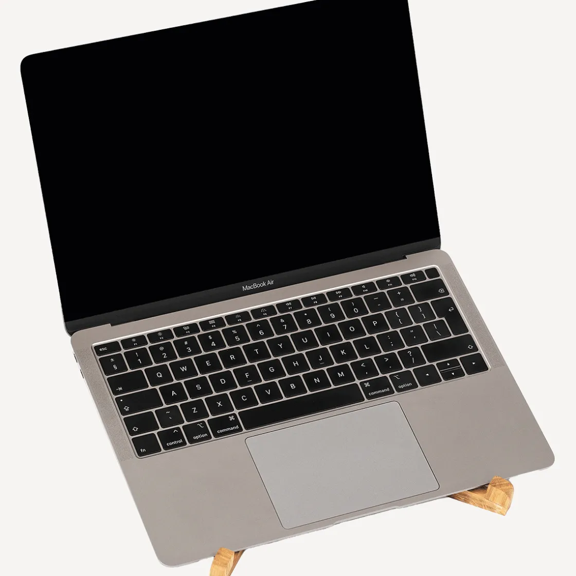 Sale Waschbär Laptophalter aus Eichenholz.