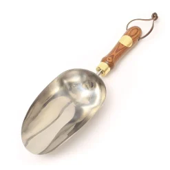 Waschbär Schaufel für den Gartenkompost.